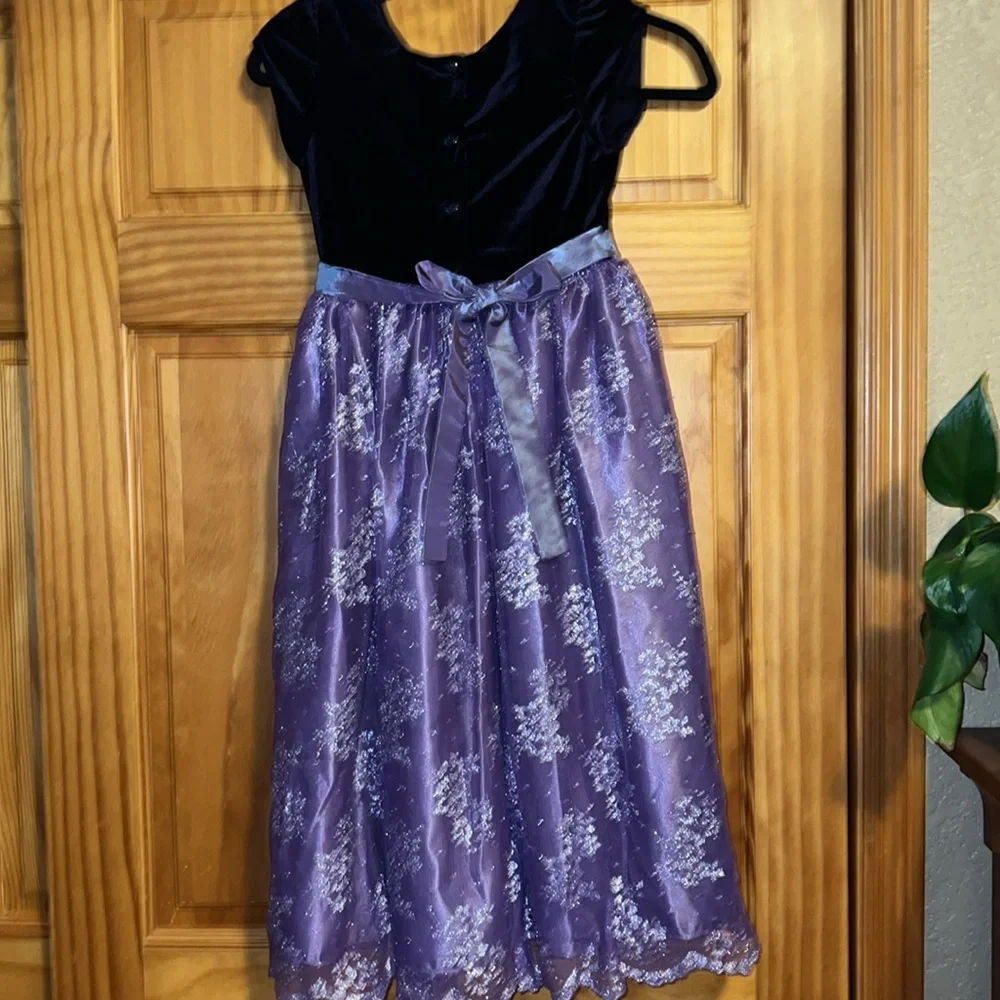 Girls formal velvet and lace pink dress, Size 8 - Picture 9 of 15